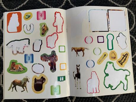 Sada figúrok zvierat, časopisov a zošitov, 