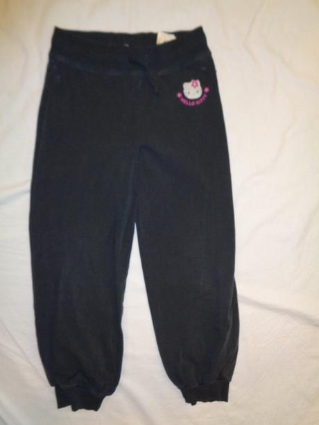 Pěkné tmavošedé tepláky s kittynkou, h&m,128