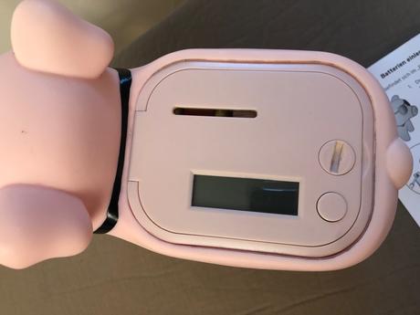 Chrochtajici pri vhozeni eura prasatko - kasicka, 