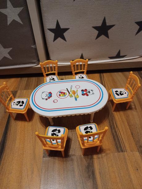 Stůl pro malé panenky, 