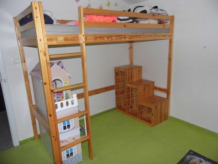 Dřevěná patrová postel,