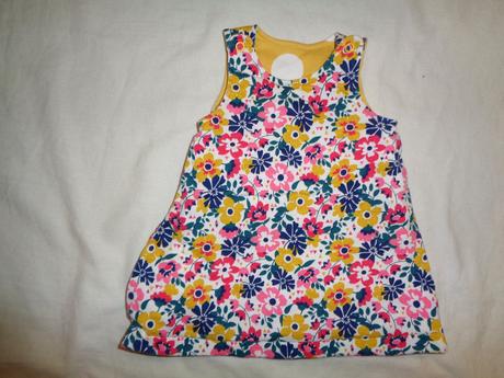 Krásné oboustranné zateplené šaty - puntík a květy, nutmeg,56