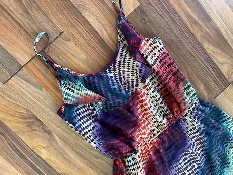 Barevné lehké šaty s volánem, vel neuvedena cca s, s