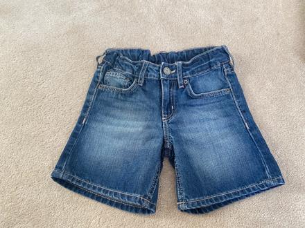 Džínové kraťasy, 104