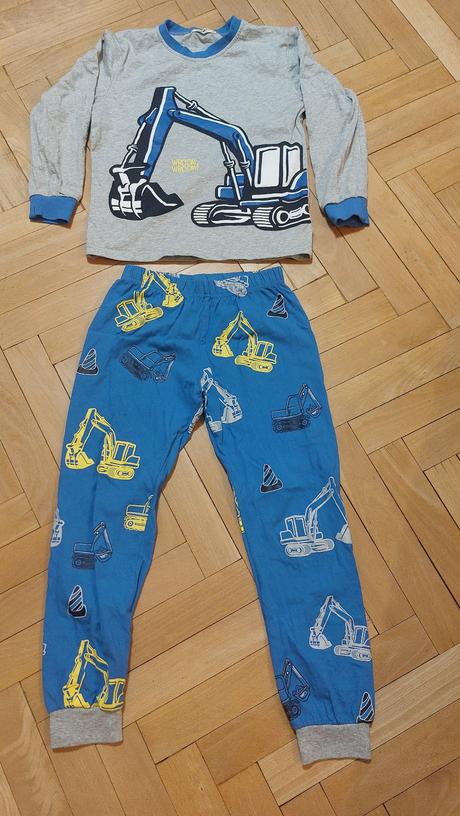 Chlapecké pyžamo, 140