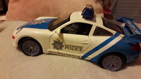 Pěkné, zachovalé policejní auto,