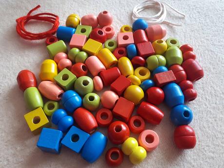 Babu - velké dřevěné barevné korálky na navlékání,
