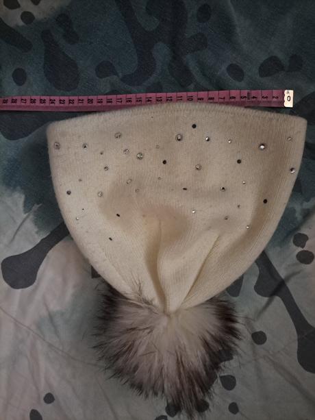 Čepice s bambulí a kamínky, 