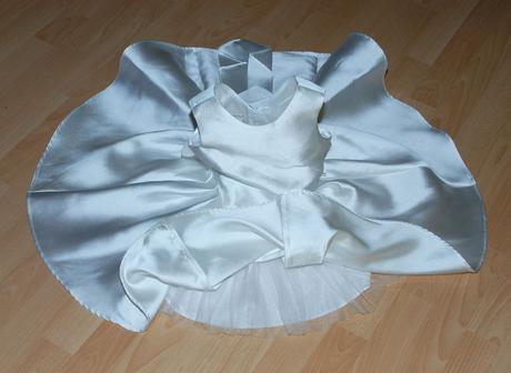 Společenské slavnostní dívčí šaty družička, 104