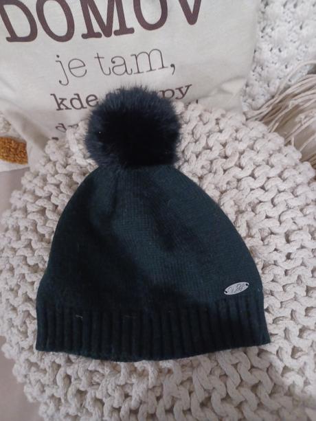 Černá čepice s bambulí kulich, 