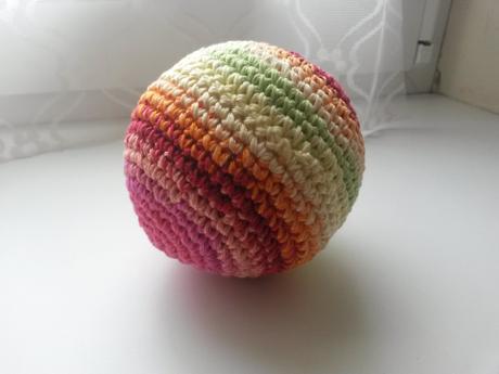 Háčkovaný míček 10 cm,