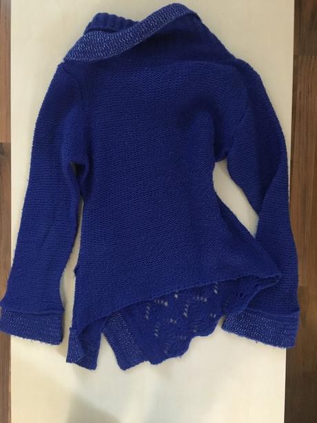 Modrý svetr se sponou, vel s-l, s