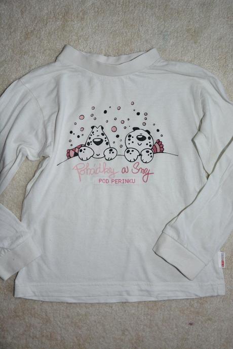Bílé pyžamo s pejsky, 98