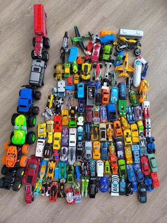 Autíčka přes 100 ks, 