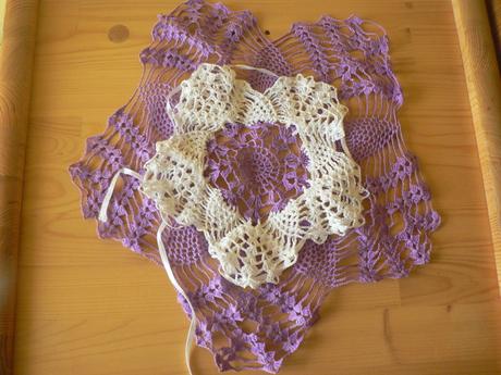 Fialová bílá ručně háčkovaná dečka velikonoční,