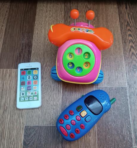 8x hračky pro nejmenší-telefon,chrastítka,klíče, 