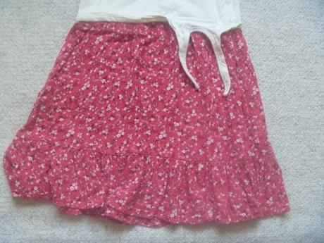 Béžovočervené šaty s krátkým rukávem vel. 134, takko,134