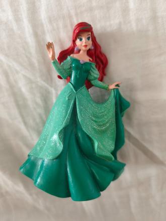 Bullyland disney princess ariel v zelených šatech,