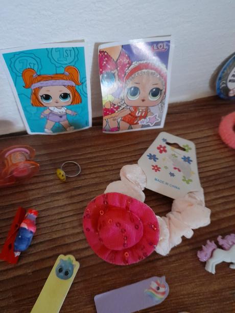 Drobnosti,minnie,nálepky,lol,gumičky,náramky,