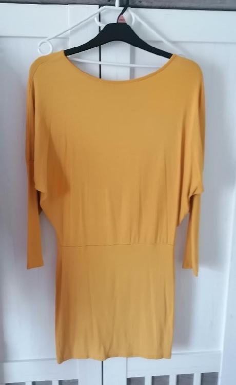 Hořčicové šaty, m