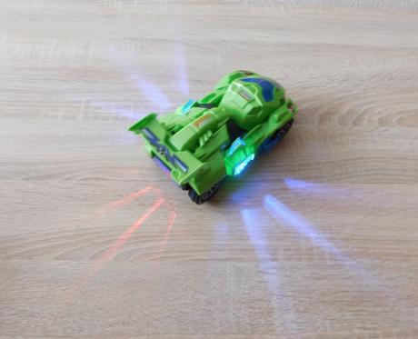 Transformující se dinosauří auto-yellcetoy, 