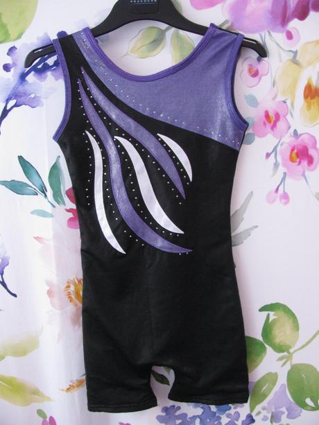 Elastický černo fialový sportovní dres s nohavič., 152