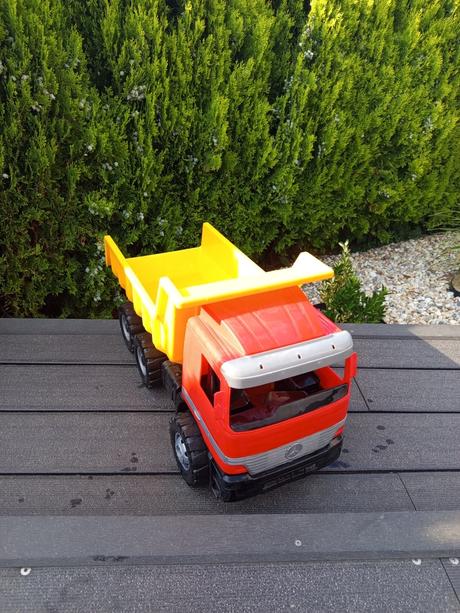 Auto sklápěč,