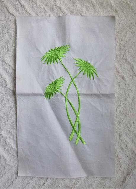 Zkušební výšivka kytek,