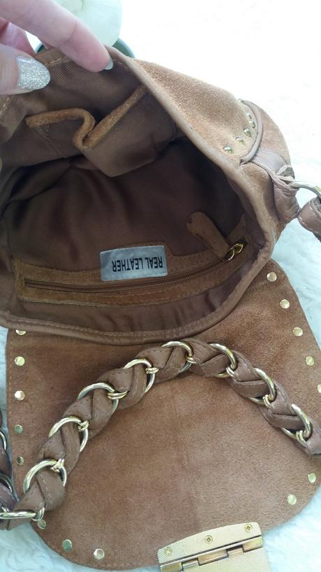 Malá béžová semišová kabelka přes rameno,