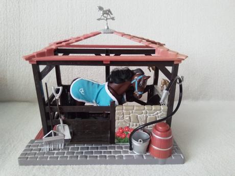 Stáj s koněm a další výbavou,