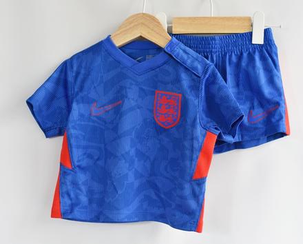 Komplet vel. 3 - 6 m, nike,68