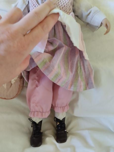 Značená porcelánová panenka, 