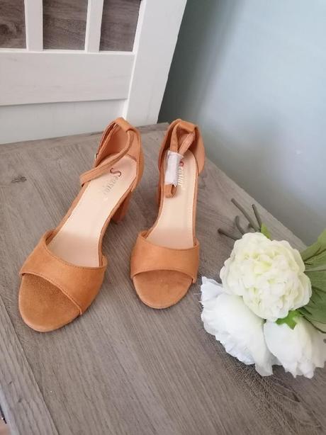 Hořčicové sandály, 36