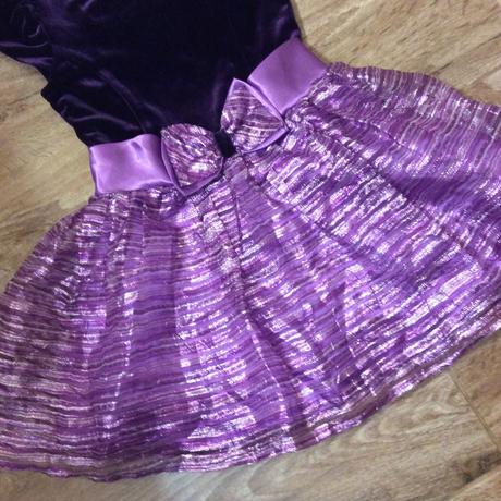 Slavnostní šaty zdobené kamínky, 98