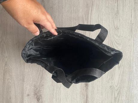 Krásná nová černá nebo fialová kabelka,