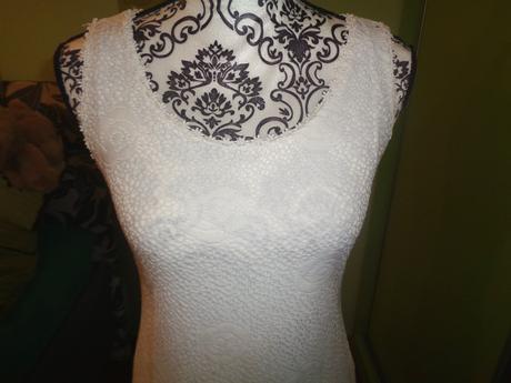 Sněhově bílé krajkové šaty, s