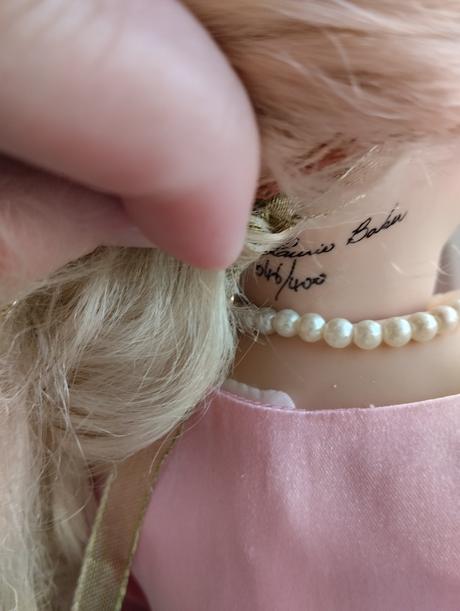 Značená porcelánová panenka,