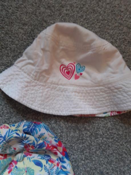 3x klobouk a kšiltovka i jednotlivě, 