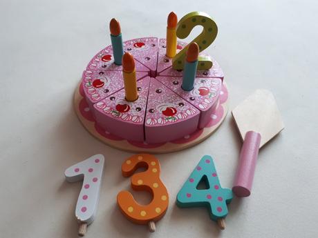 Dřevěný narozeninový dort na podnose eichhorn,