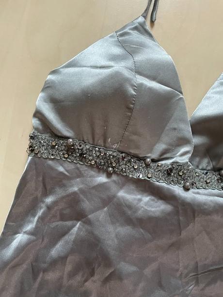 Nové šaty s korálky, zatáhlé nitě, vel xl, ax pari, xl