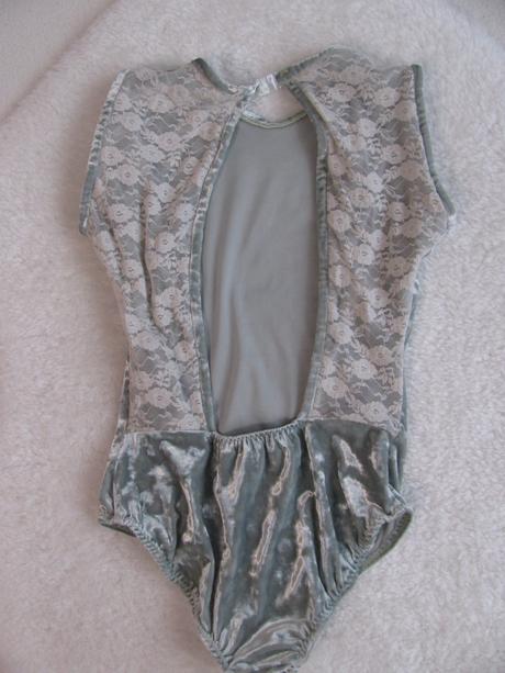 Krásný elastický mátový velurový gymnastický dres, 122