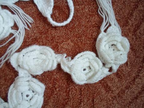 Bílá háčkovaná čepice ušanka šála šálek, 98