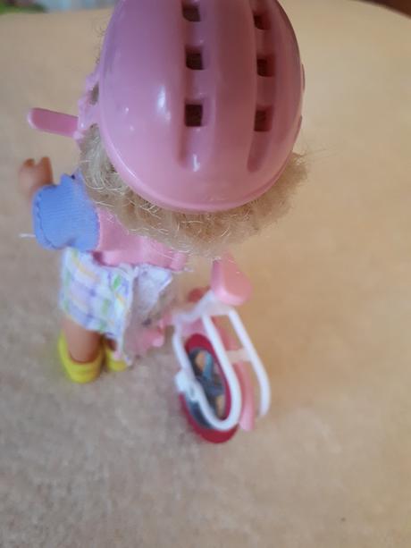 Malá panenka evička s jízdním kolem,
