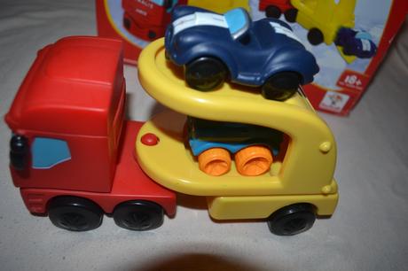 Auto tahač se dvěma auty, 