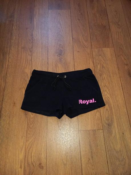Černé kraťasy s nápisem, 158