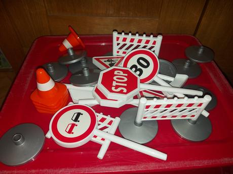 Plastové dopravní značky a zátarasy, 