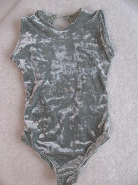 Krásný elastický mátový velurový gymnastický dres, 122