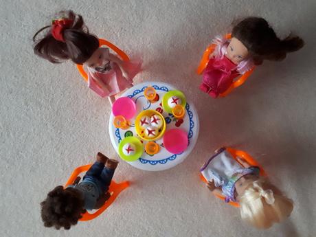 Čtyři panenky/kamarádky se stolečkem a židličkami,