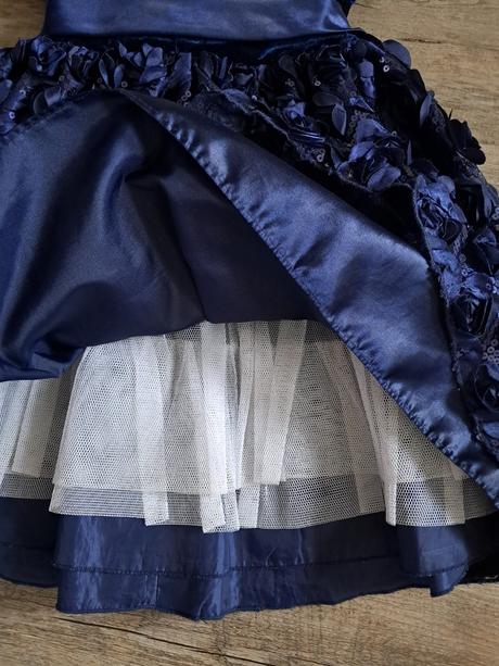 Slavnostní bohaté šaty, 110