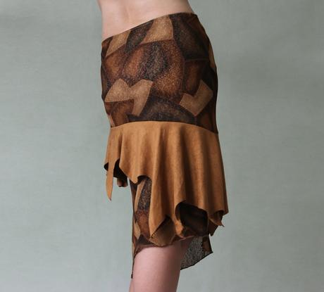 Cípatá asymetrická sukně imitující kůži vel.s, s